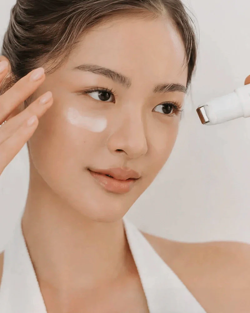 Dr. Althea Retinol Flat Iron Eye Roller - Image 3