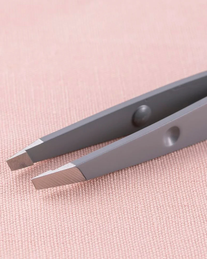KAI Nyarming Cat Tweezers - Image 3