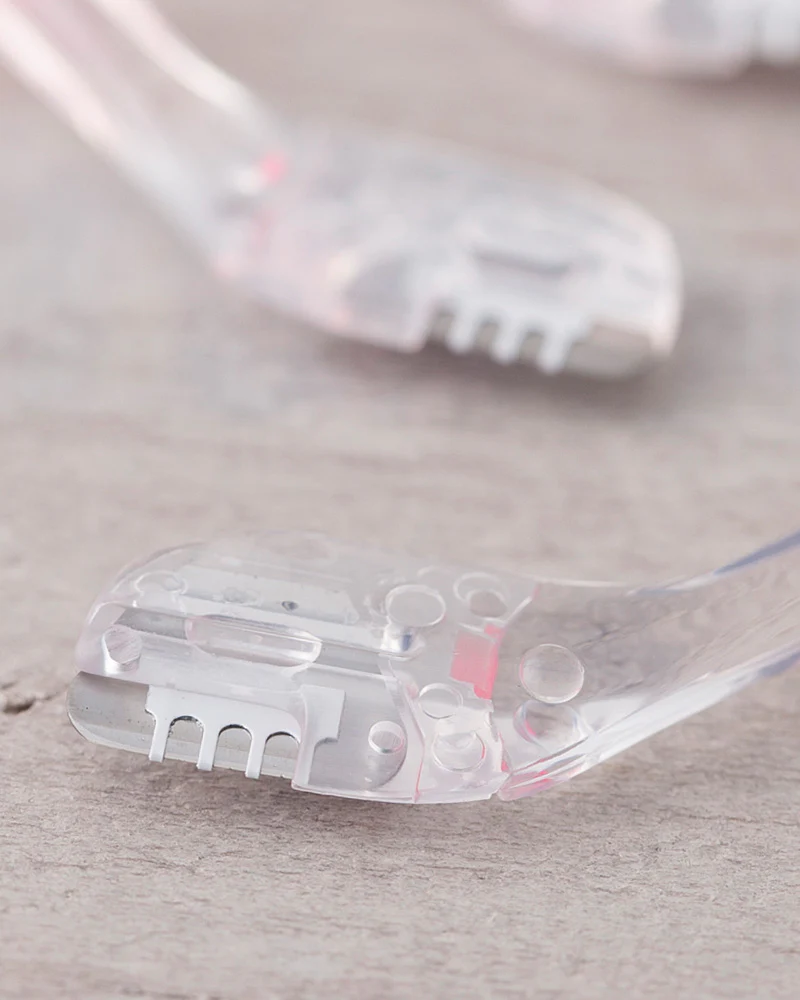 KAI Petite Eyebrow Razor L - Image 3